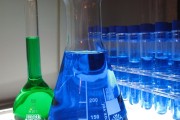 初中科学课程中是否包含化学内容？